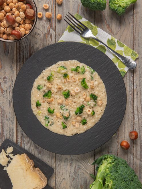 Risotto ai broccoli e castelmagno guarnito con nocciole tostate e cimette di broccolo