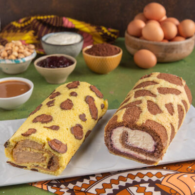 Rotoli safari maculati farciti con crema pralinata e panna alla frutti di bosco, tagliati a metà