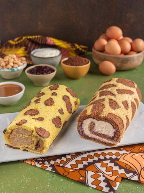 Rotoli safari maculati farciti con crema pralinata e panna alla frutti di bosco, tagliati a metà