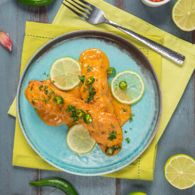 Salmone al curry thai glassato con fettine di lime, peperoncino fresco e erbe tritate