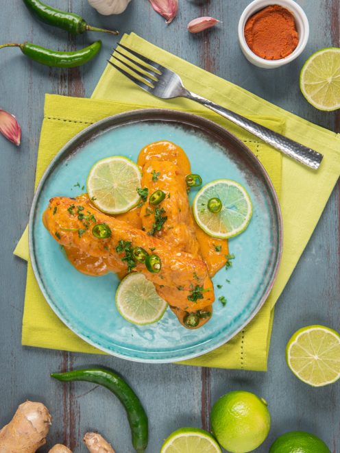 Salmone al curry thai glassato con fettine di lime, peperoncino fresco e erbe tritate