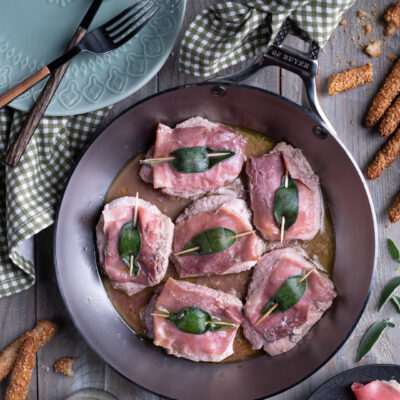 Saltimbocca alla romana in padella con fettine di vitello, prosciutto e foglie di salvia fermate con stuzzicadenti