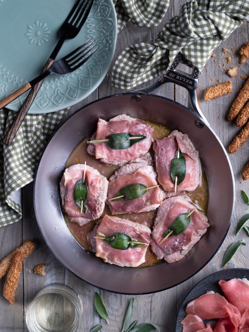 Saltimbocca alla romana in padella con fettine di vitello, prosciutto e foglie di salvia fermate con stuzzicadenti