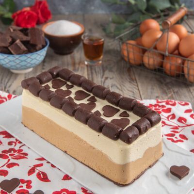 Semifreddo al caffè e zabaione a strati decorato con cuoricini e rotolini di cioccolato fondente