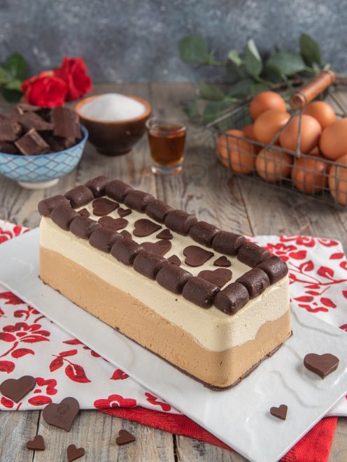 Semifreddo al caffè e zabaione a strati decorato con cuoricini e rotolini di cioccolato fondente
