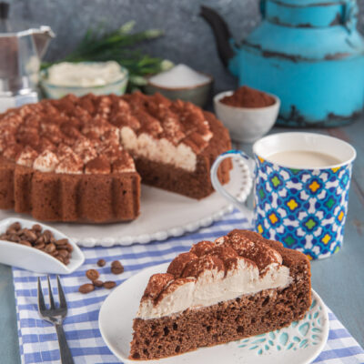 Torta cremosa al cappuccino a fette, con crema al mascarpone e cacao in polvere sulla superficie