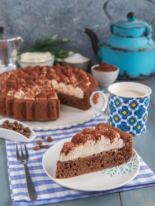 Torta cremosa al cappuccino a fette, con crema al mascarpone e cacao in polvere sulla superficie