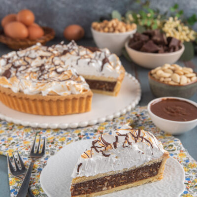 Torta ricciolina del Monte Amiata con farcia di nocciole e cioccolato coperta da meringa fiammata