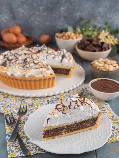 Torta ricciolina del Monte Amiata con farcia di nocciole e cioccolato coperta da meringa fiammata
