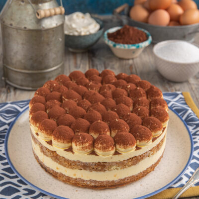 Torta tiramisù a strati con savoiardi, crema al mascarpone e cacao in polvere