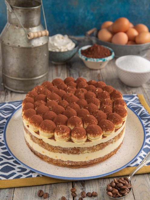 Torta tiramisù a strati con savoiardi, crema al mascarpone e cacao in polvere
