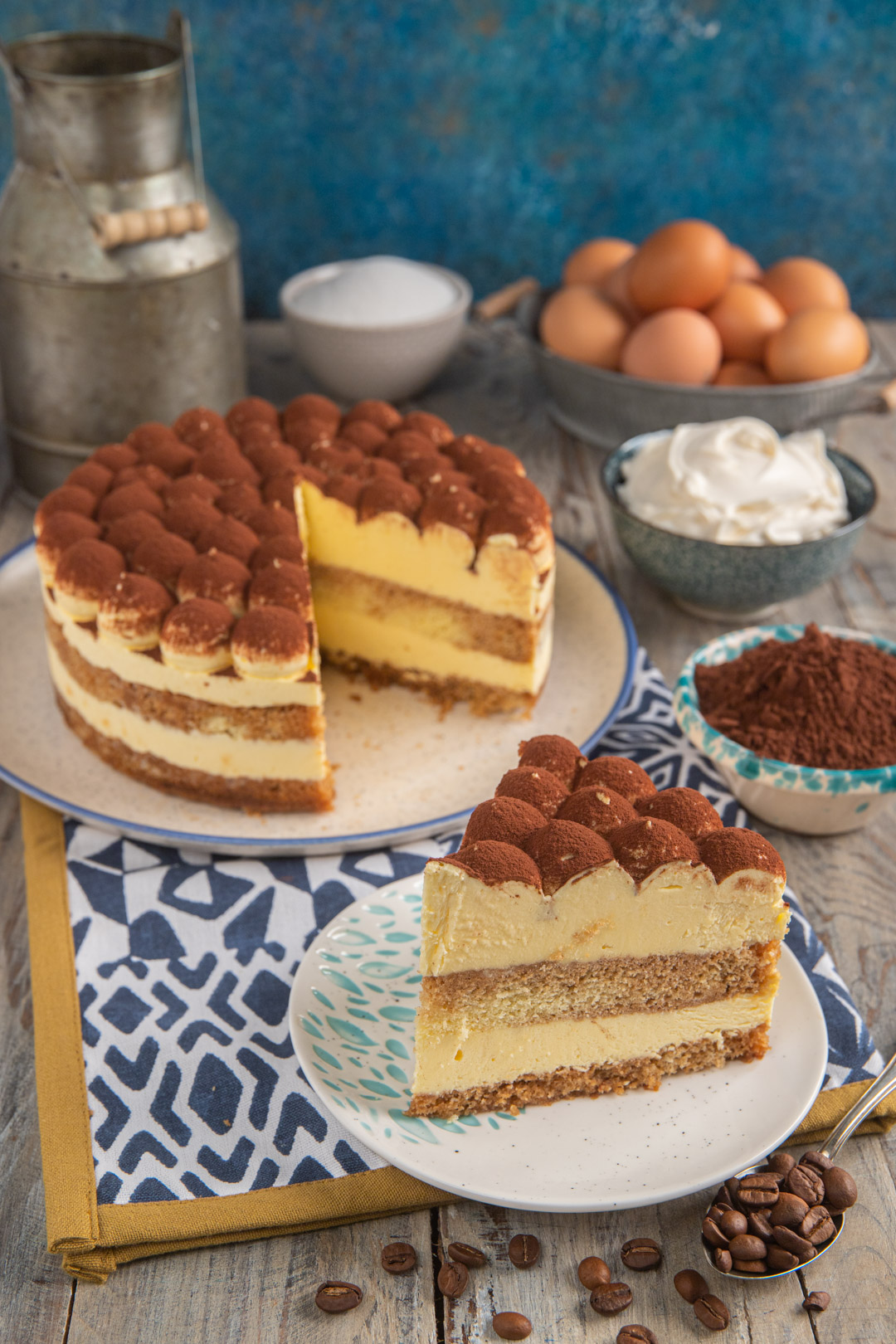 Torta tiramisù a strati con crema al mascarpone e cacao, una fetta servita in primo piano