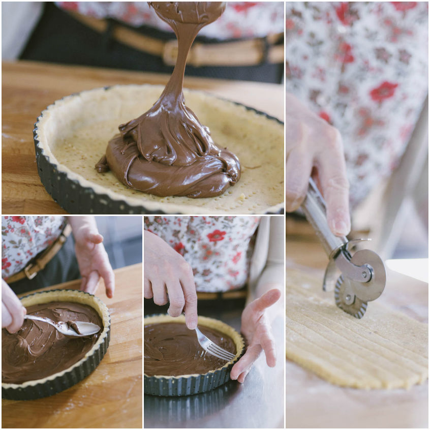 Crema di nocciole versata sulla base di frolla e stesura con cucchiaio, poi taglio delle strisce con rotella