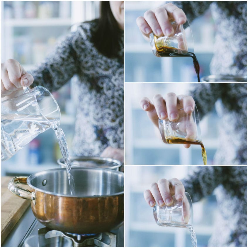 Acqua, salsa di soia e altri liquidi versati in pentola per il brodo del ramen