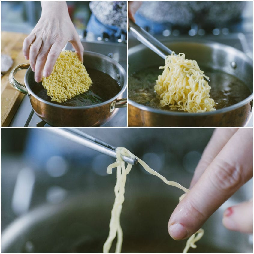 Noodles di ramen tuffati nel brodo e sollevati con pinze per verificare la cottura