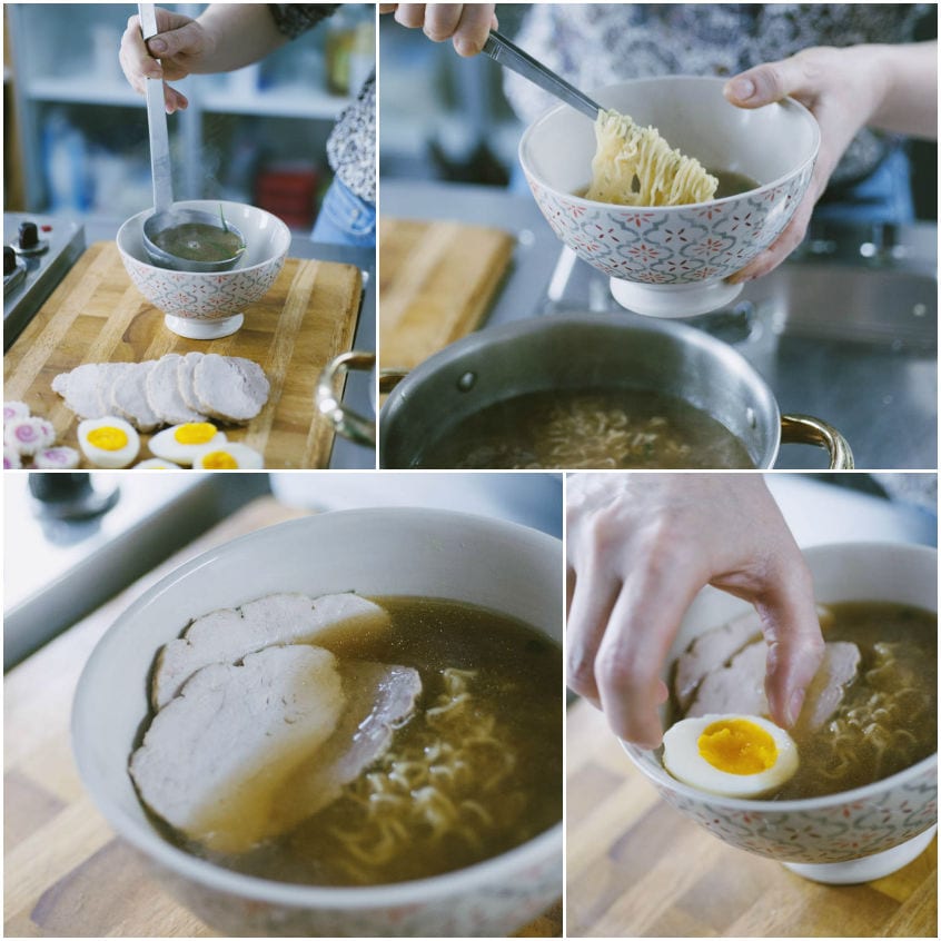 Mani che compongono una ciotola di ramen con noodles, fette di arrosto e uovo sodo a metà