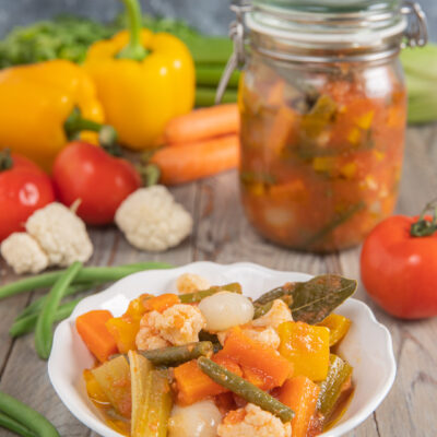 Antipasto piemontese con peperoni, carote, fagiolini, cavolfiore e cipolline in salsa di pomodoro