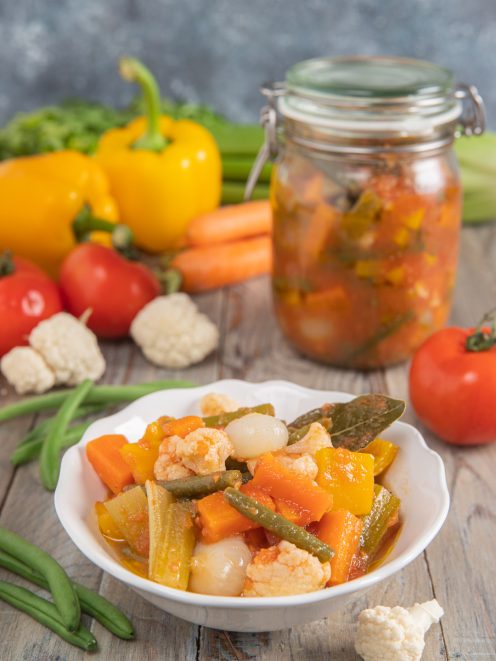 Antipasto piemontese con peperoni, carote, fagiolini, cavolfiore e cipolline in salsa di pomodoro