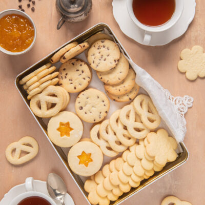 Biscotti senza burro assortiti in scatola: con gocce di cioccolato, marmellata e forme varie