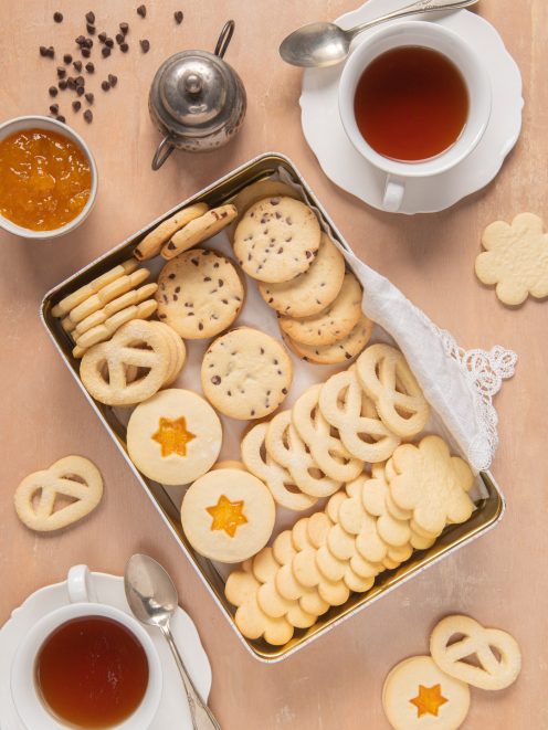 Biscotti senza burro assortiti in scatola: con gocce di cioccolato, marmellata e forme varie