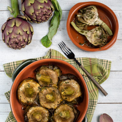 Carciofi alla romana cotti e conditi con aglio e menta, serviti interi capovolti