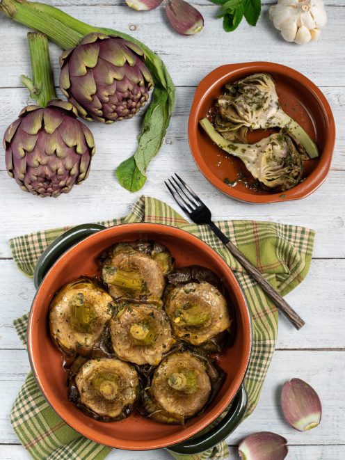 Carciofi alla romana cotti e conditi con aglio e menta, serviti interi capovolti