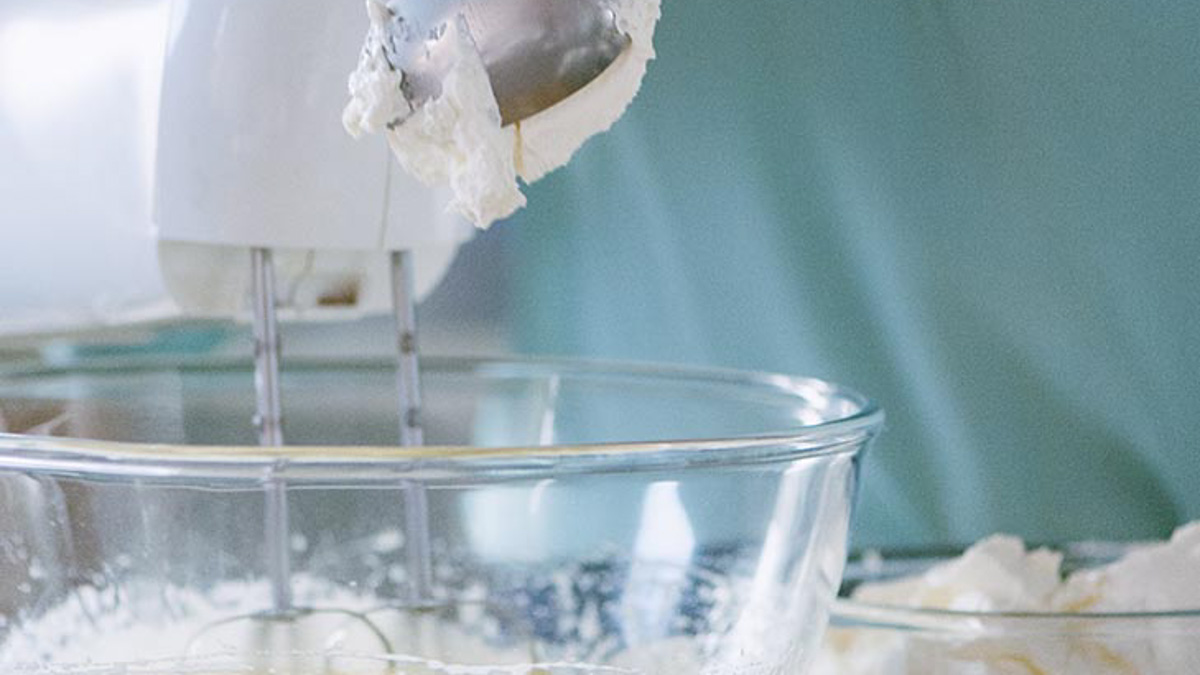 Formaggio spalmabile montato con le fruste elettriche fino a ottenere una crema liscia