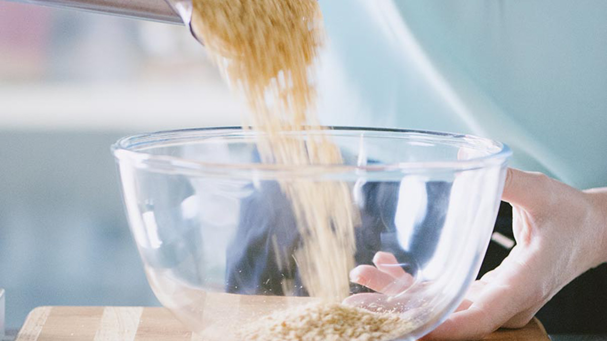 Briciole di biscotto versate a cascata in una ciotola per la base della cheesecake