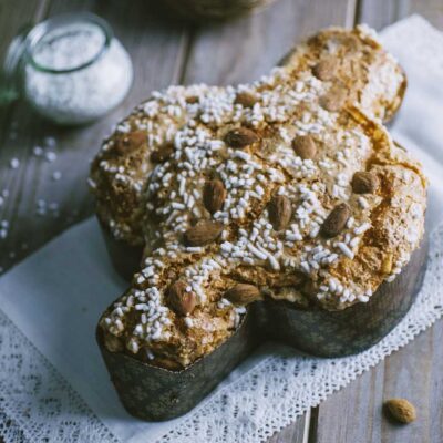 Colomba con lievito madre decorata con mandorle intere e granella di zucchero