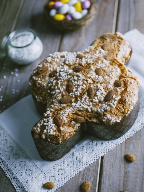 Colomba con lievito madre decorata con mandorle intere e granella di zucchero