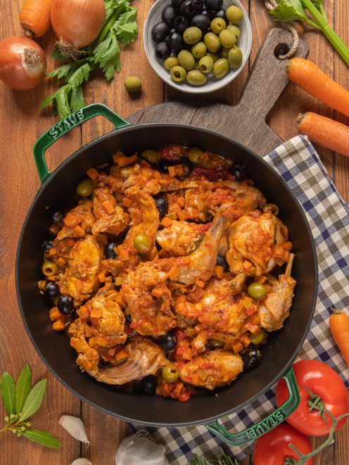 Coniglio alla cacciatora con salsa di pomodoro, olive verdi e nere e carote a dadini
