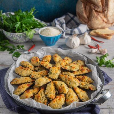 Cozze gratinate disposte a corona con crosticina dorata di pangrattato e prezzemolo
