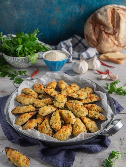 Cozze gratinate disposte a corona con crosticina dorata di pangrattato e prezzemolo