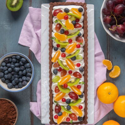 Crostata al cacao con crema allo yogurt, kiwi, uva, mandarini, mirtilli e ribes freschi