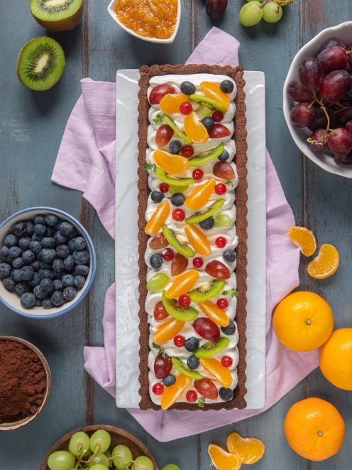 Crostata al cacao con crema allo yogurt, kiwi, uva, mandarini, mirtilli e ribes freschi