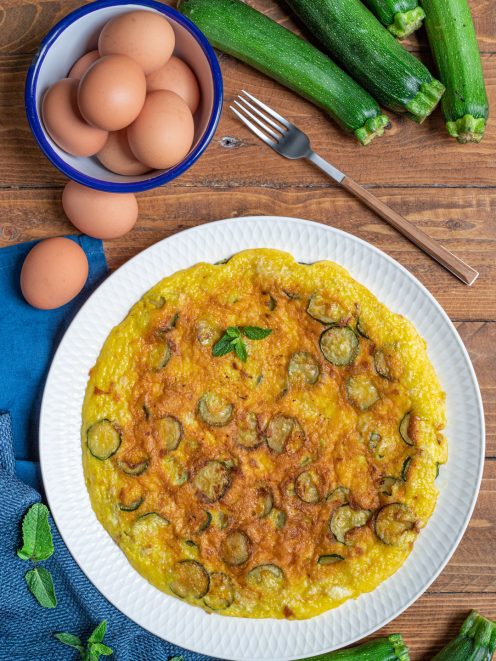 Frittata alle zucchine dorata con rondelle di zucchina e foglioline di menta