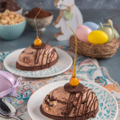 Gelato di Pasqua su sablè al cacao con decorazione di caramello e disco di cioccolato fondente
