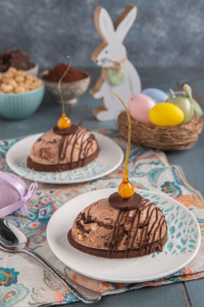 Gelato di Pasqua su sablè al cacao con decorazione di caramello e disco di cioccolato fondente