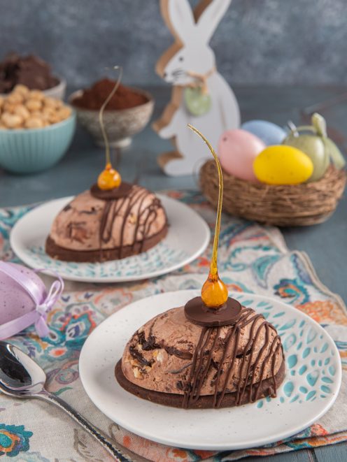 Gelato di Pasqua su sablè al cacao con decorazione di caramello e disco di cioccolato fondente