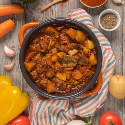 Gulash ungherese con carne, patate e peperoni in un sugo ricco e speziato