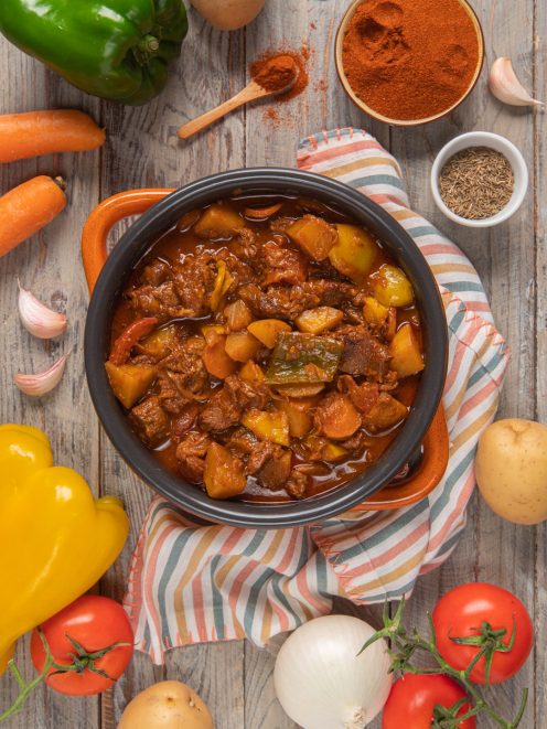 Gulash ungherese con carne, patate e peperoni in un sugo ricco e speziato
