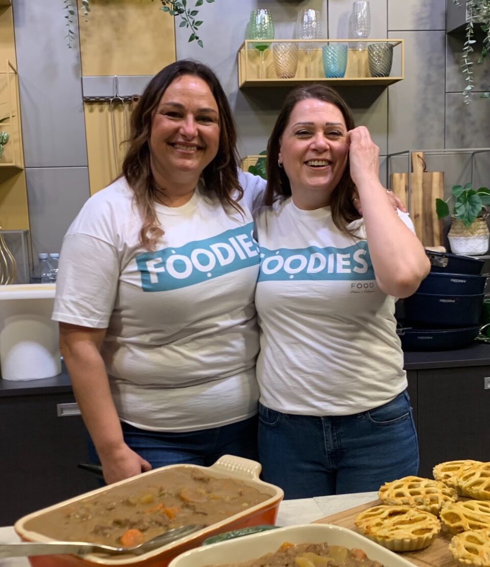 Sonia e Luana in cucina con maglia Foodies