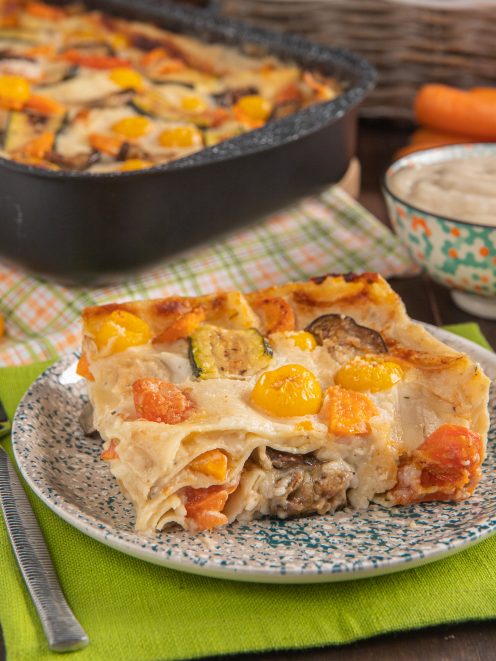 Lasagne di verdure con zucchine, pomodorini gialli e besciamella gratinata servite a fetta