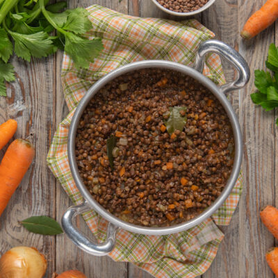 Lenticchie in umido con carote, sedano e foglie di alloro in casseruola