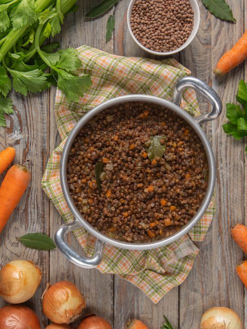 Lenticchie in umido con carote, sedano e foglie di alloro in casseruola