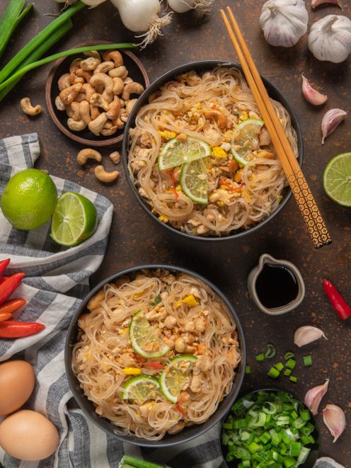 Pad thai con noodles di riso, anacardi, peperoncino e fette di lime