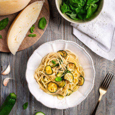 Pasta alla Nerano con spaghetti, zucchine fritte a rondelle e basilico fresco
