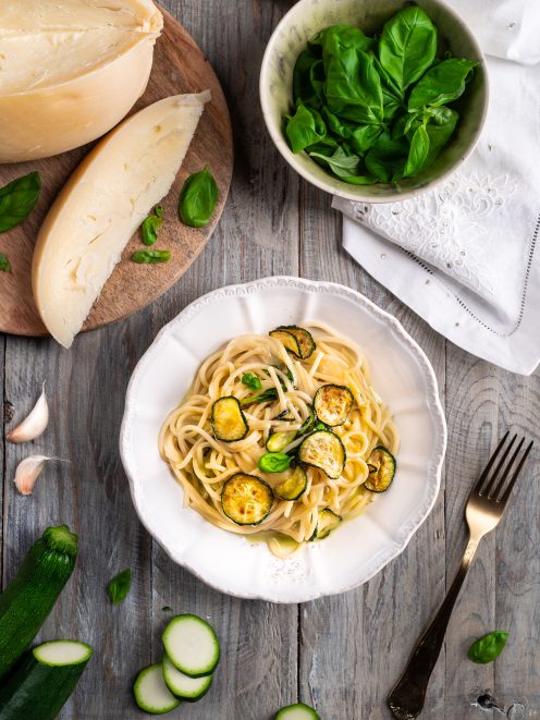 Pasta alla Nerano con spaghetti, zucchine fritte a rondelle e basilico fresco