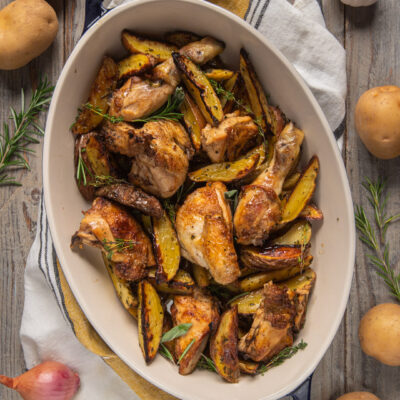 Pollo al forno con patate a spicchi dorati, rosmarino e timo fresco