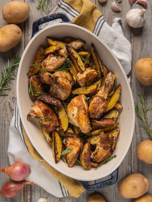 Pollo al forno con patate a spicchi dorati, rosmarino e timo fresco
